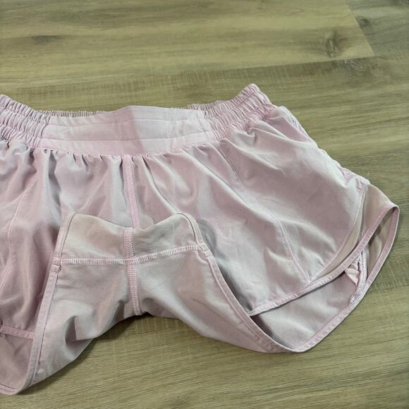 Lululemon Hotty Hot Low-Rise Lined Short 2.5" Pink Women Size 6 - Picture 2 of 5